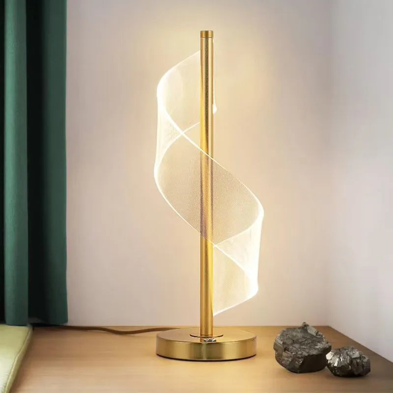 lampe doré à poser sur bureau allumer