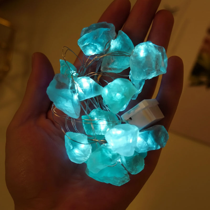 Guirlande bien-être suspendue dans un salon cosy