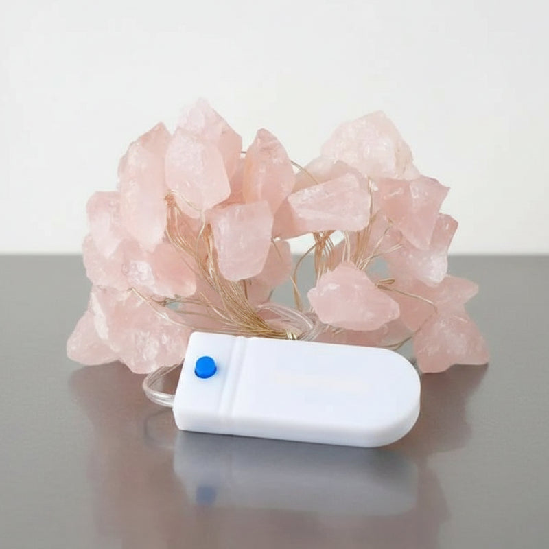 Guirlande Pierre de Sel Quartz Rose allumée sur table en bois