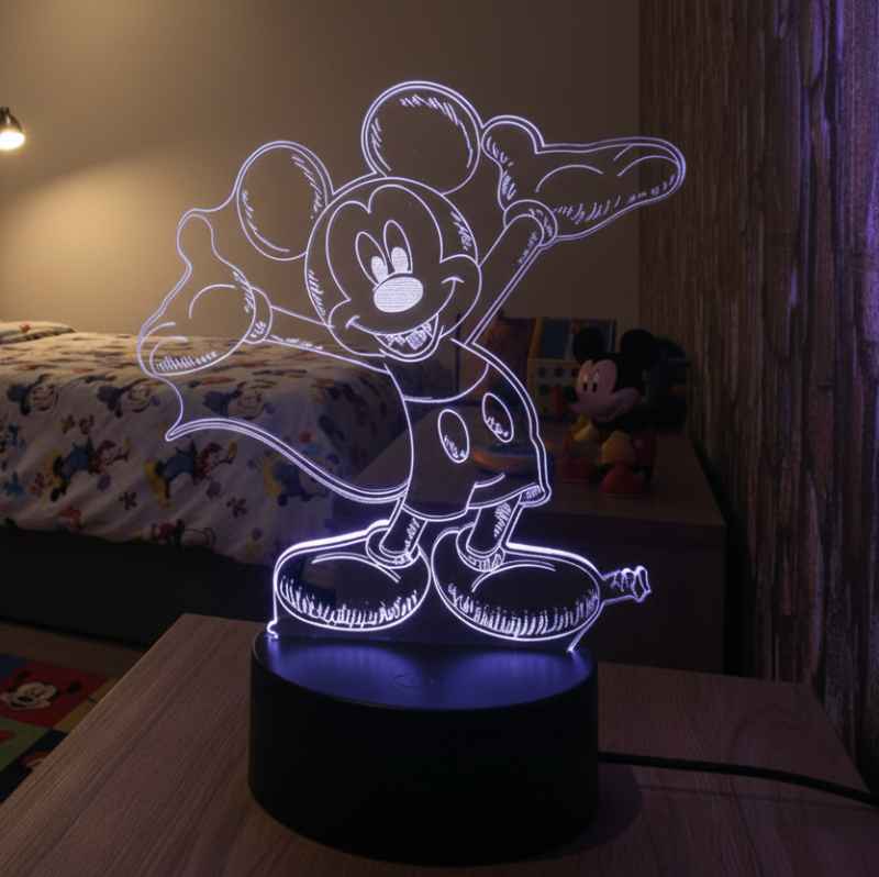 Lampe 3D Mickey crée une lumière d’ambiance douce dans la chambre.