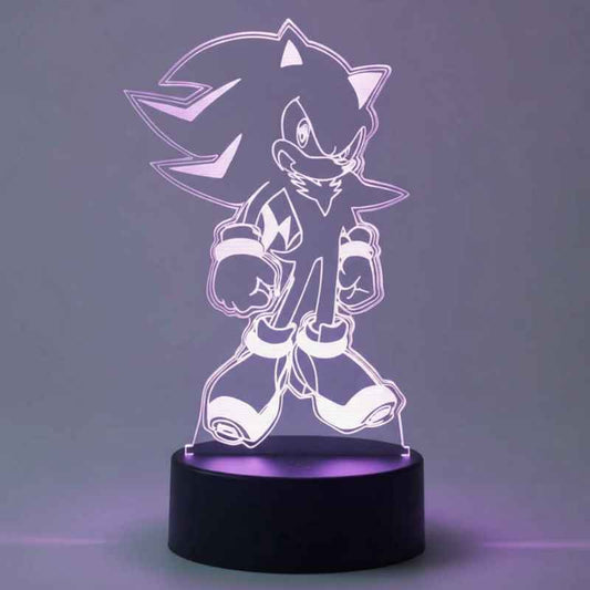Lampe 3D Shadow The Hedgehog LED multicolore posée sur un bureau de gamer