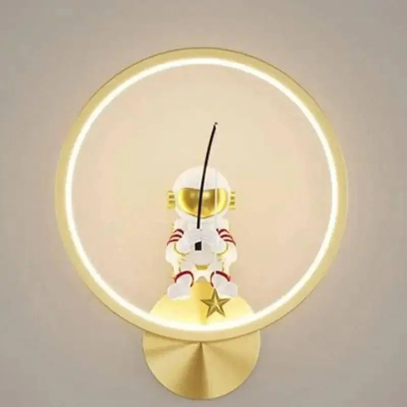 Applique murale enfant LED lune avec astronaute dore