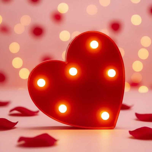 Lampe de chevet cœur avec lumière LED chaude sur table de nuit