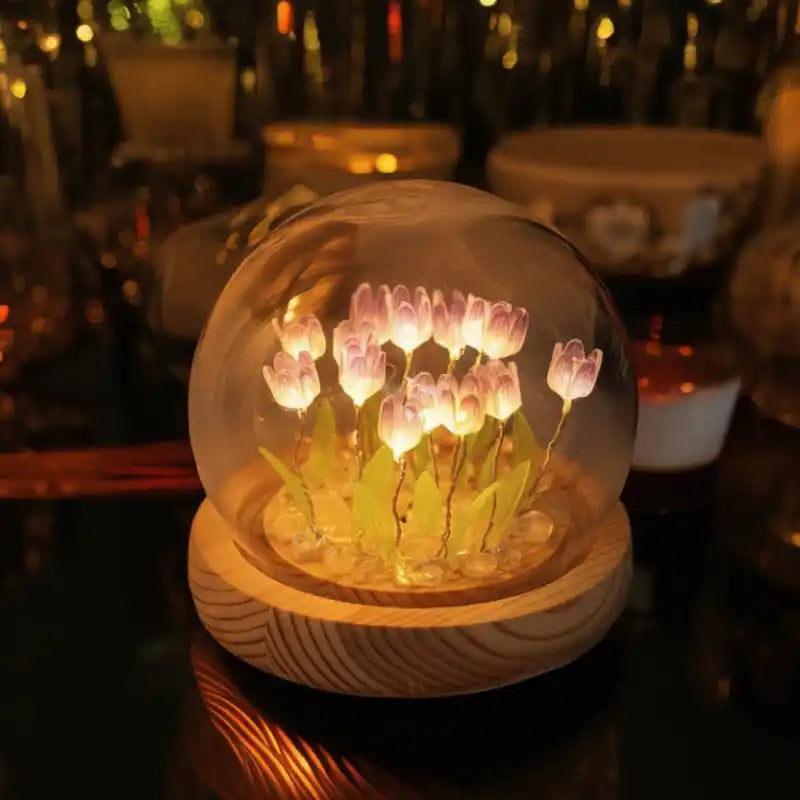 gros plan sur verre et pétales lumineux de la lampe tulipe