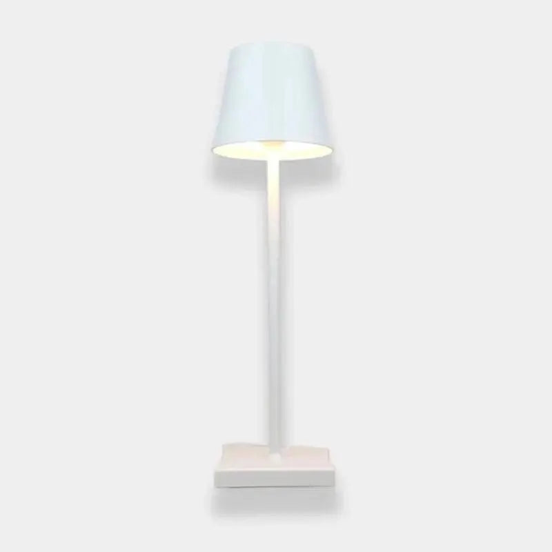 une lampe de chevet blanc fond blanc
