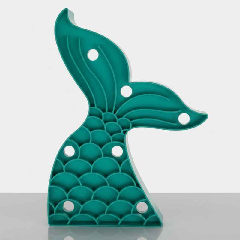 Lampe veilleuse sirène rose allumée sur table de chevet dans chambre d’enfant marine