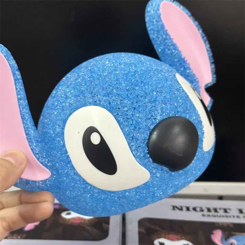 Veilleuse Stitch Dans La MAin