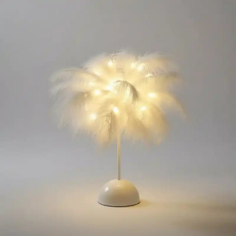 Design lampe plume d'autruche rose sur table de nuit cosy