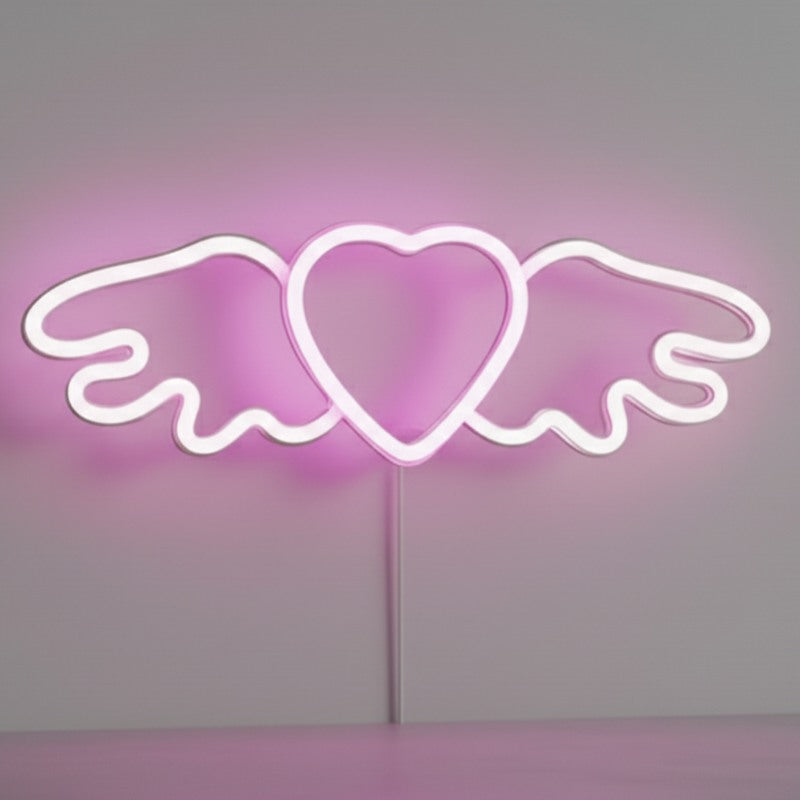 Néon LED Ailes d'Ange avec cœur rose allumé sur mur blanc