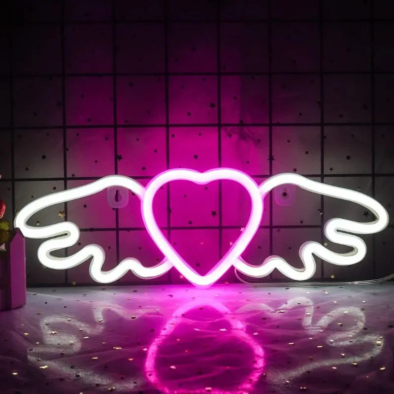 Néon décoratif symbolique amour posé sur étagère bois