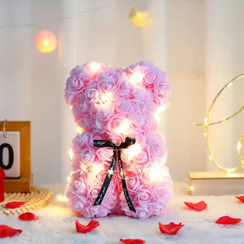 Nounours en rose éternelle lumineux posé sur table de chevet, lumière douce décorative chambre.