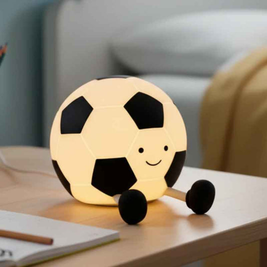 Veilleuse Ballon de Foot Silicone Rechargeable sur table de chevet