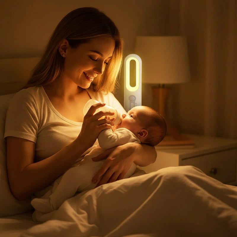 Veilleuse nomade bébé s’allume dans le noir mouvement