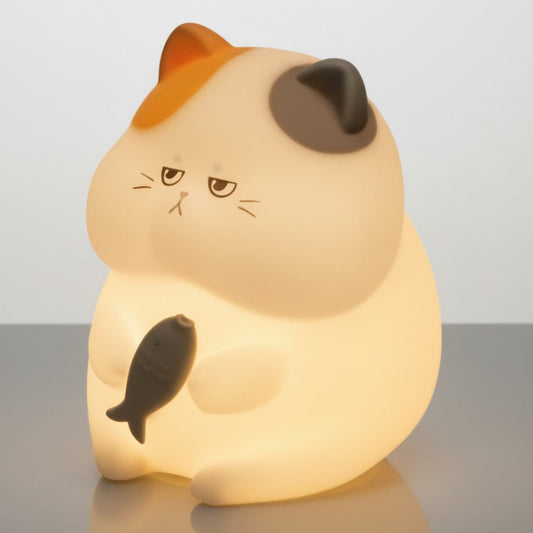 petite veilleuse chat en silicone rechargeable LED blanche éclairant une chambre d’enfant
